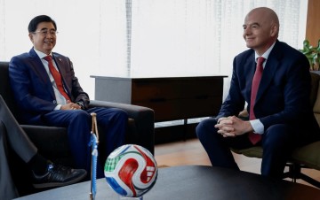 开云官网-FIFA秘书长已抵京+温格陪同！已与足协主席见面 全力劝说央视签字